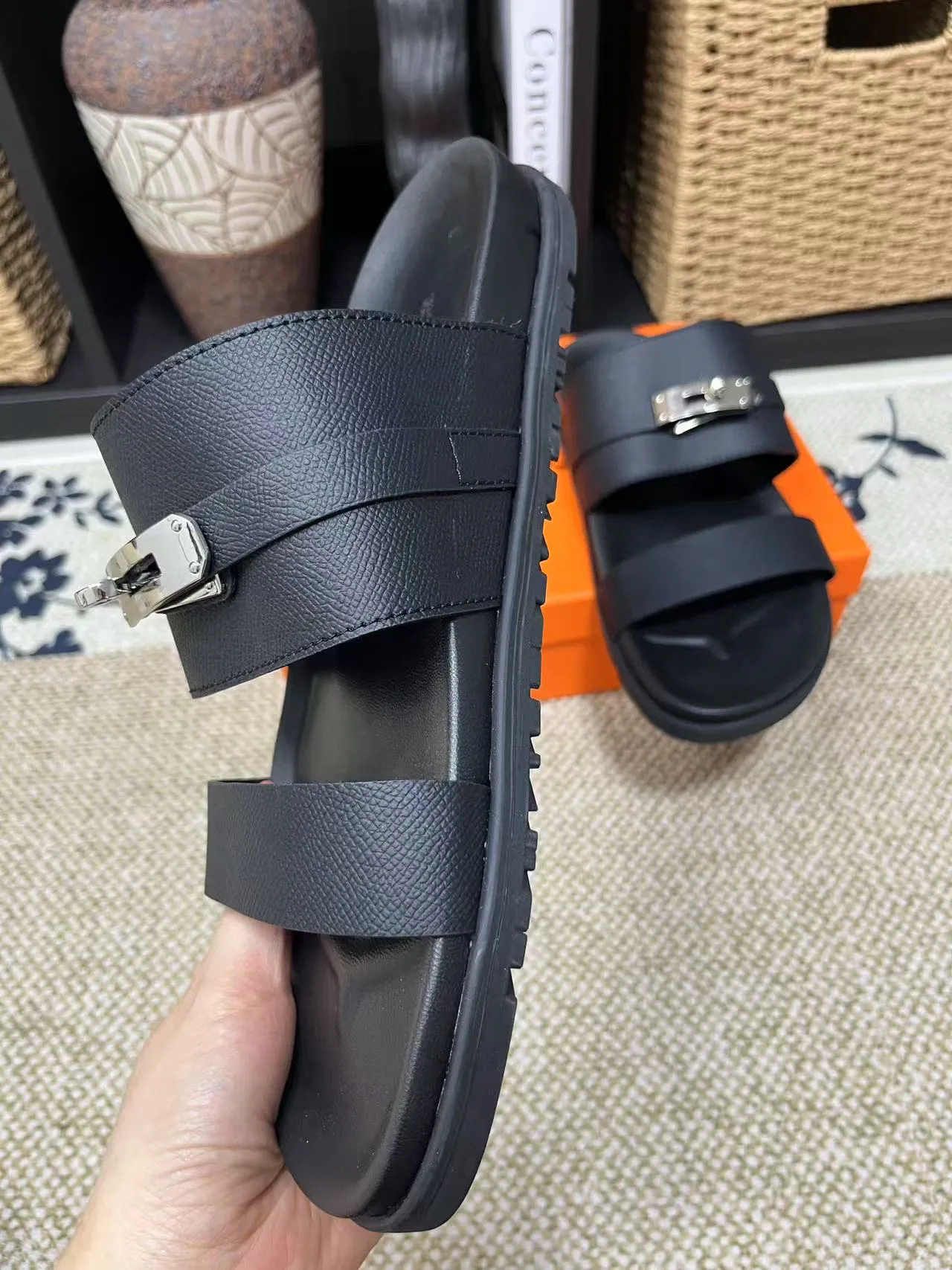 P300 Hermes men's Kazimir slippers - top-quality woven calfskin functional sandals with interwoven uppers inspired by the "H" iconic pattern to create a casual look, perfect for summer. Imported cowhide + cowhide lining + TUP outsole Size: 36-46 couple model